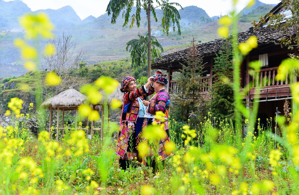 Trong ảnh: Những người phụ nữ Lô Lô rạng rỡ trong bộ trang phục truyền thống. (Ảnh: Nam Thái/TTXVN)