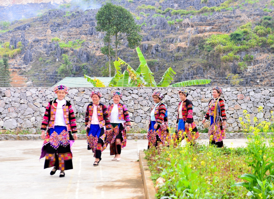Những người phụ nữ Lô Lô rạng rỡ trong bộ trang phục truyền thống. (Ảnh: Nam Thái/TTXVN0