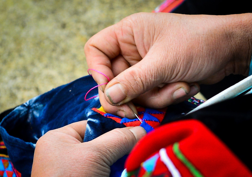 Những mảnh vải nhỏ hình tam giác, các họa tiết… được ghép với nhau để tạo ra những hình thể mới đa dạng. (Ảnh: Nam Thái/TTXVN)