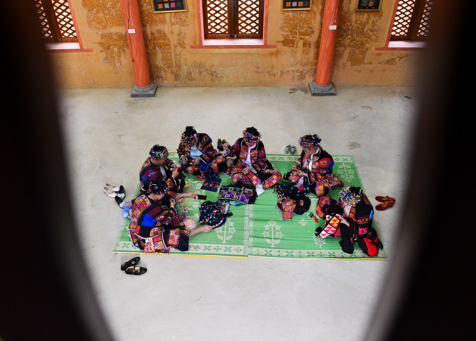 Lúc nông nhàn, những người phụ nữ Lô Lô thường tập trung tại nhà văn hóa cộng đồng để thêu thổ cẩm. (Ảnh: Nam Thái/TTXVN)