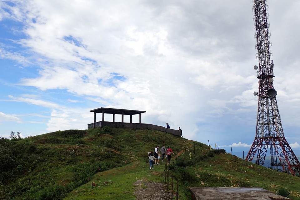 Du khách lên đỉnh Mẫu Sơn. (Ảnh: Anh Tuấn/TTXVN)