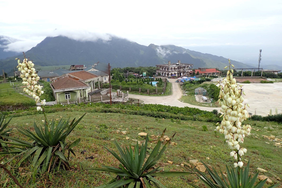 Khu trung tâm trên đỉnh Mẫu Sơn. (Ảnh: Anh Tuấn/TTXVN)