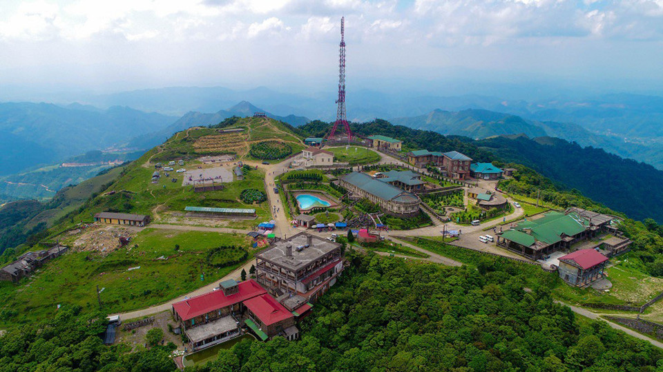 Mẫu Sơn là vùng núi cao nằm ở phía Đông Bắc tỉnh Lạng Sơn, trải dài từ Đông sang Tây theo 3 xã Mẫu Sơn, Công Sơn thuộc huyện Cao Lộc và một phần xã Mẫu Sơn huyện Lộc Bình, nằm cách thành phố Lạng Sơn khoảng 30km. Trong ảnh: Toàn cảnh đỉnh Mẫu Sơn. (Ảnh: TTXVN phát)