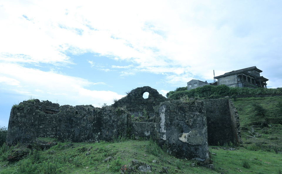 Những bức tường còn lại của những ngôi nhà được xây dựng thừ thời Pháp thuộc trên đỉnh Mẫu Sơn. (Ảnh: Anh Tuấn/TTXVN)