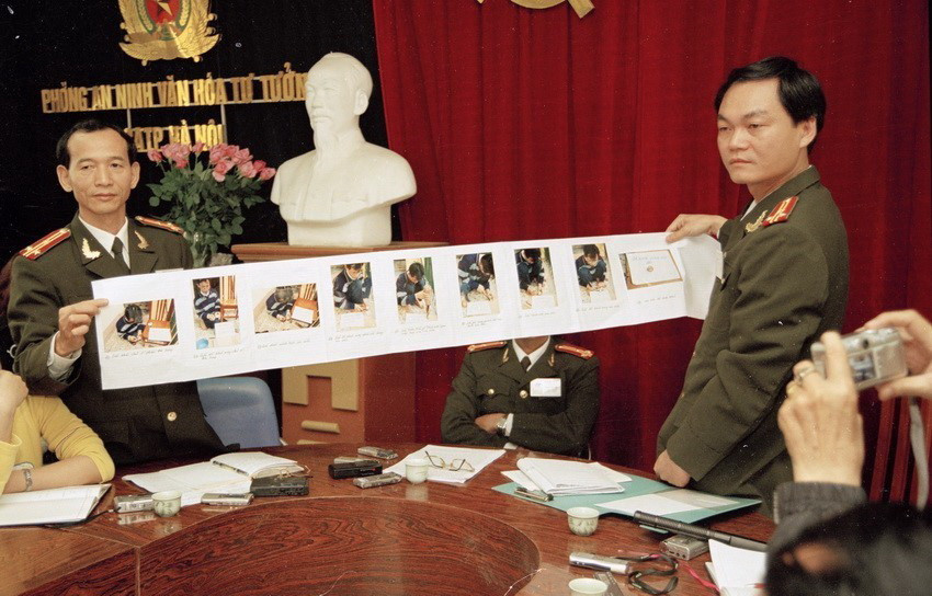 Lực lượng An ninh văn hóa (Công an Thành phố Hà Nội) công bố hình ảnh thể hiện quy trình sản xuất dấu giả trong vụ án làm giả con dấu, giấy tờ của cơ quan tổ chức. (Ảnh: Tùng Lâm/TTXVN)