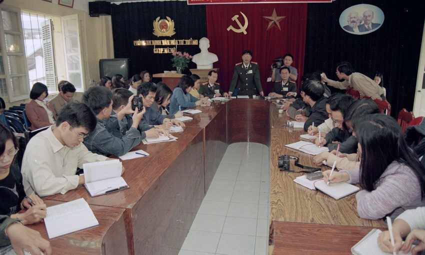 Phòng An ninh văn hóa - Công an Thành phố Hà Nội công bố vụ án làm giả con dấu, giấy tờ của cơ quan tổ chức để dùng làm văn bằng, giấy tờ giả cho nhiều đối tượng thi vào đại học, xin việc, xuất khẩu lao động, tại cuộc họp báo ngày 7/4/2005. (Ảnh: Tùng Lâm/TTXVN)