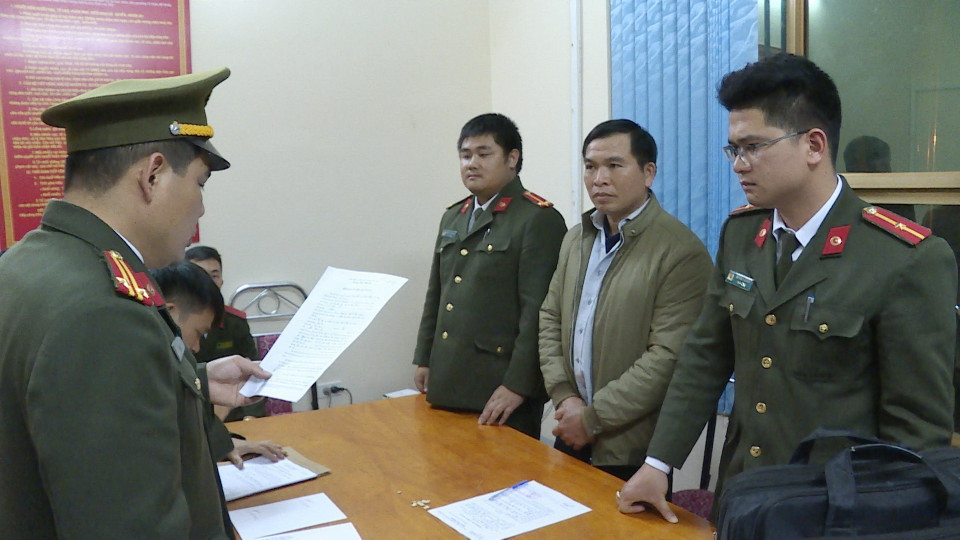 Cơ quan An ninh điều tra (Công an tỉnh Sơn La) đọc lệnh bắt tạm giam đối với Lò Văn Chaư, trong vụ án lừa đảo chiếm đoạt tài sản theo quy định tại Điều 139 Bộ luật Hình sự. Đối tượng dùng thủ đoạn lừa dối, tuyên truyền sai sự thật về chế độ chính sách di dân tái định cư Thủy điện Sơn La tại bản Nà Nhụng, xã Mường Chùm, huyện Mường La, tỉnh Sơn La, sau đó lợi dụng sự tin tưởng của các hộ dân để chiếm đoạt số tiền 27 triệu đồng của 54 hộ dân tái định cư tại bản Nà Nhụng nhằm vụ lợi cá nhân; đồng thời, có hành vi xúi giục, kích động người dân khiếu kiện, gây mất an ninh trật tự. (Ảnh: Nguyễn Cường/TTXVN)