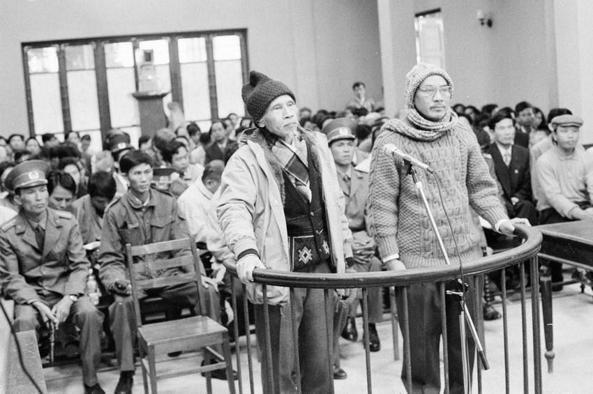 Tòa án nhân dân Thành phố Hà Nội mở phiên tòa xét xử công khai 2 bị cáo Đỗ Trung Hiếu và Trần Ngọc Nghiêm, can tội "Lợi dụng các quyền tự do dân chủ xâm phạm lợi ích của Nhà nước, quyền, lợi ích hợp pháp của tổ chức, công dân", tháng /11/1995. (Ảnh: Trần Ấm/TTXVN)