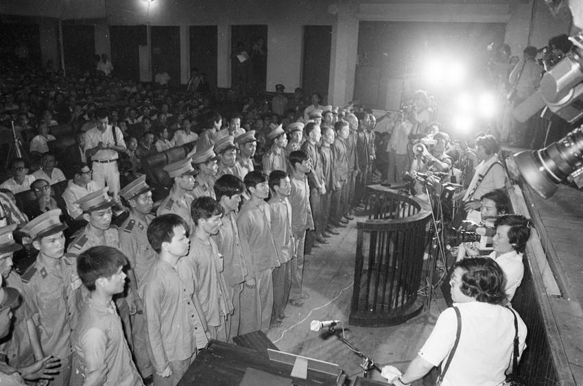 Tháng 12/1984, tại Thành phố Hồ Chí Minh, Tòa án nhân dân Tối cao mở phiên tòa công khai xét xử sơ thẩm vụ án tổ chức phản động do Lê Quốc Túy, Mai Văn Hạnh cầm đầu, bị lực lượng An ninh triệt xóa trong kế hoạch CM12. Đây là một chiến công tiêu biểu của lực lượng An ninh trong hoạt động phản gián cuối năm 1980. Trong kế hoạch này, lực lượng An ninh đã bắt 189 tên gián điệp, biệt kích, 143 lượt tàu với 3.679 khẩu súng các loại; 90 tấn đạn; 1.200 kg chất nổ; 14 tấn tiền Việt Nam giả, nhiều điện đài và phương tiện hoạt động phá hoại khác; bắt sống Mai Văn Hạnh và phát hiện, đấu tranh bóc gỡ 10 tổ chức địch cài lại trong nội địa, bắt hàng ngàn tên đang ẩn nấp trong các vỏ bọc khác nhau ở miền Trung, Đông và Tây Nam Bộ, Thành phố Hồ Chí Minh, trong các cơ quan chính quyền, các tổ chức tôn giáo. (Ảnh: Văn Khánh/TTXVN)