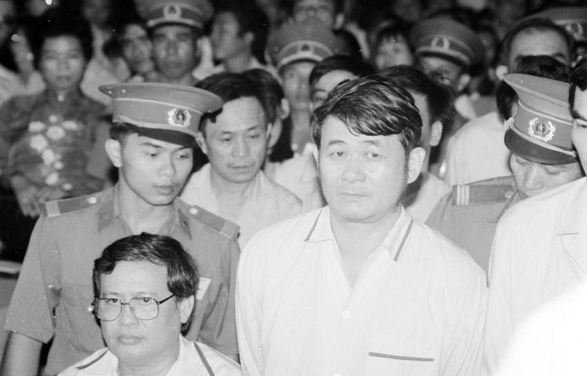 Bị cáo Lê Minh Hải, Giám đốc Công ty TNHH Dolphin Vũng Tàu và Trần Quang Vinh (đeo kính), Giám đốc Công ty TNHH Bình Giã, bị tuyên án tử hình tại phiên tòa xét xử sơ thẩm vụ án Tamexco (tháng 1/1997) - một trong những vụ án hình sự kinh tế tiêu biểu những năm 90 của thế kỷ trước, bị lực lượng An ninh kinh tế triệt phá. (Ảnh: Tứ Hải/TTXVN)