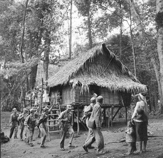 Chiến sỹ Đồn công an vũ trang 111 tạm biệt nhân dân địa phương, lên đường truy bắt gián điệp, biệt kích (1970). (Ảnh: TTXVN)