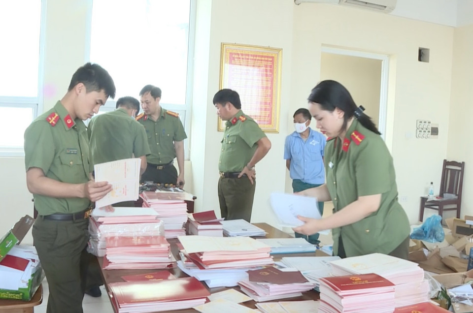 Lực lượng chức năng kiểm tra tang vật tại hiện trường sau khi ra quyết định khởi tố vụ án và bắt tạm giam Phạm Xuân Nhất, sinh năm 1975, quê ở thị trấn Ân Thi, huyện Ân Thi, Hưng Yên về hành vi làm giả mạo văn bằng, giấy tờ. Đối tượng hiện là Phó Hiệu trưởng trường Trung học Phổ thông Hồng Bàng (5/5/2020). (Ảnh: Đinh Tuấn/TTXVN phát)