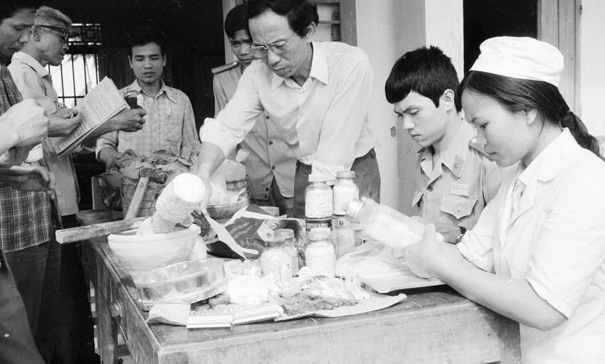 Lực lượng An ninh kinh tế - Công an huyện Thường Tín (Hà Sơn Bình) phá chuyên án buôn bán trái phép tân dược và sản xuất tân dược giả số lượng lớn tại thôn Khôn Thôn, xã Minh Cường, huyện Thường Tín. (Ảnh: Xuân Lâm/TTXVN)