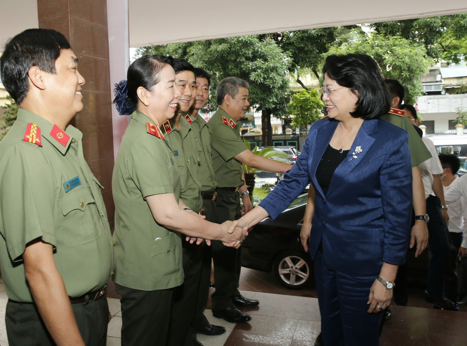 Phó Chủ tịch nước Đặng Thị Ngọc Thịnh thăm và làm việc với cán bộ, chiến sỹ Cục An ninh chính trị nội bộ (18/8/2020). (Ảnh: Doãn Tấn/TTXVN)