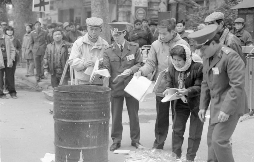 Ban Chỉ đạo Nghị định 87/CP quận Hoàn Kiếm (Hà Nội) tổ chức thiêu hủy 5.000 băng hình, hơn 1 tấn sách báo, tranh ảnh nhập lậu, in lậu có nội dung không lành mạnh, tháng 2/1996. (Ảnh: Trần Ấm/TTXVN)