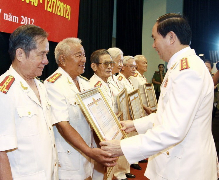 Bộ trưởng Bộ Công an Trần Đại Quang trao Huân chương Bảo vệ Tổ quốc cho các thế hệ cán bộ lực lượng An ninh nhân dân tại Lễ kỷ niệm 66 năm Ngày truyền thống lực lượng An ninh nhân dân(10/7/2012). (Ảnh: TTXVN)