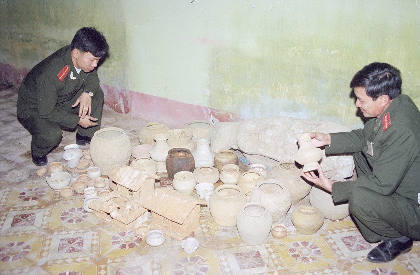 Tang vật vụ buôn bán đồ cổ trái phép bị lực lượng An ninh điều tra (Công an tỉnh Hưng Yên) thu giữ. (Ảnh: Tiến Ất/TTXVN)