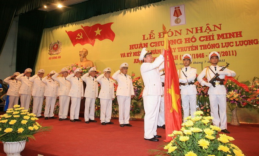 Đại tướng Lê Hồng Anh, Ủy viên Bộ Chính trị, Bộ trưởng Bộ Công an, gắn Huân chương Hồ Chí Minh lên cờ truyền thống của Tổng cục An ninh II tai Lễ kỷ niệm 65 năm Ngày truyền thống lực lượng An ninh nhân dân (12/7/1946-12/7/2011). (Ảnh: Thống Nhất/TTXVN)