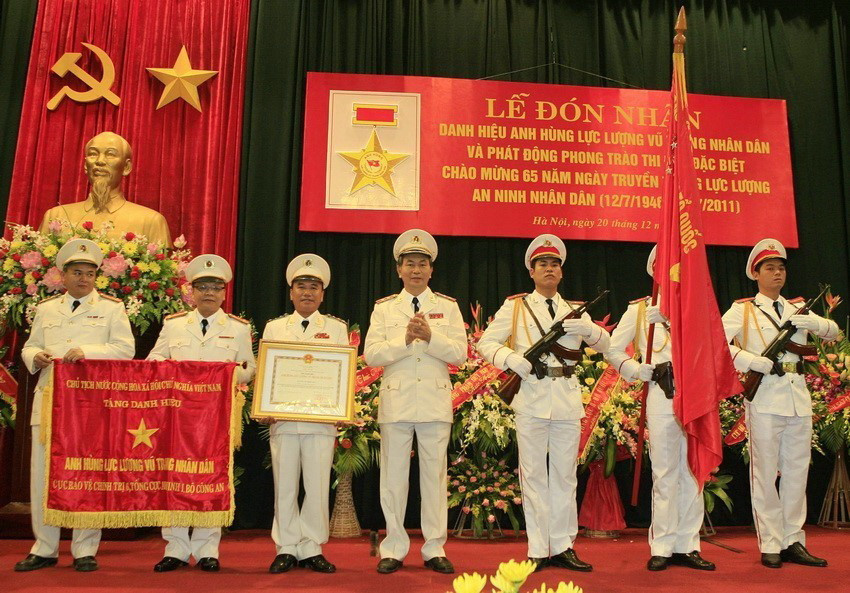 Trung tướng Trần Đại Quang, Ủy viên Trung ương Đảng, Thứ trưởng Bộ Công an trao danh hiệu Anh hùng lực lượng vũ trang nhân dân cho Cục Bảo vệ chính trị VI thuộc Tổng cục An ninh 1. (Ảnh: Thống Nhất/TTXVN)