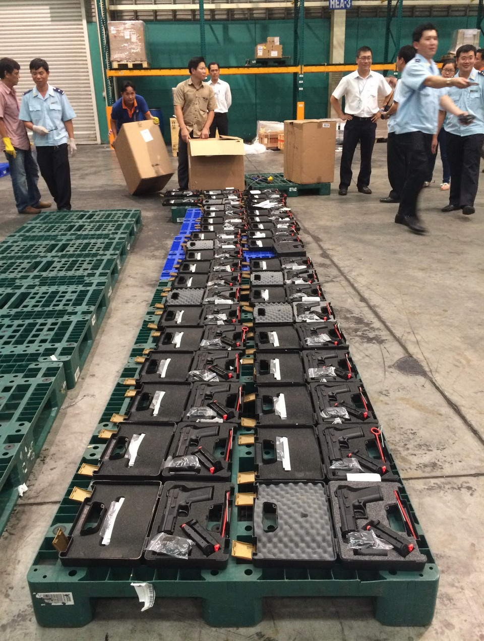 Ngày 31/7/2015, Cục An ninh Kinh tế tổng hợp (Bộ Công an) phối hợp với Chi cục Hải quan cửa khẩu sân bay quốc tế Tân Sơn Nhất (Thành phố Hồ Chí Minh) khám xét đột xuất một lô hàng vận chuyển trên chuyến bay từ Thổ Nhĩ Kỳ đến sân bay Tân Sơn Nhất, phát hiện số lượng lớn vũ khí quân dụng từ Cộng hòa Séc thẩm lậu vào lãnh thổ Việt Nam được cất giấu tinh vi gồm 94 khẩu súng ngắn quân dụng và 472 băng đạn chưa qua sử dụng. (Ảnh: TTXVN phát)