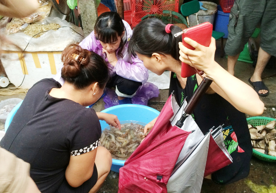 Sau gần một tuần trên đảo, từ ngày 31/7, lương thực, thực phẩm trên đảo bắt đầu trở lên khan hiếm, đặc biệt là rau xanh. (Ảnh: Văn Đức/TTXVN)