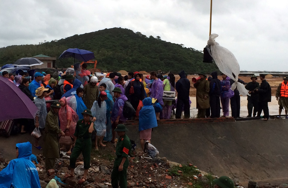 Sau gần một tuần trên đảo, từ ngày 31/7, lương thực, thực phẩm trên đảo bắt đầu trở lên khan hiếm, đặc biệt là rau xanh. (Ảnh: Văn Đức/Vietnam+)