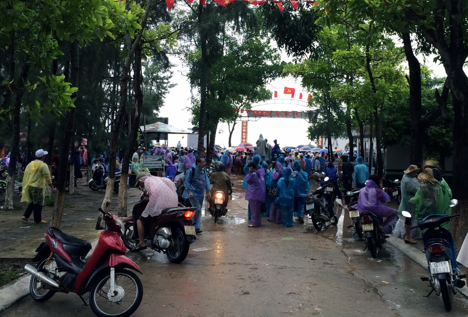 Nhiều du khách vẫn bị mắc kẹt ở đảo Cô Tô (Quảng Ninh) do mưa to, gió lớn, biển động mạnh. (Ảnh: Văn Đức/Vietnam+)