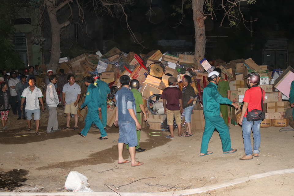 Một số mặt hàng điện máy, gia dụng được đưa ra ngoài. (Ảnh: Nguyễn Thành/TTXVN)