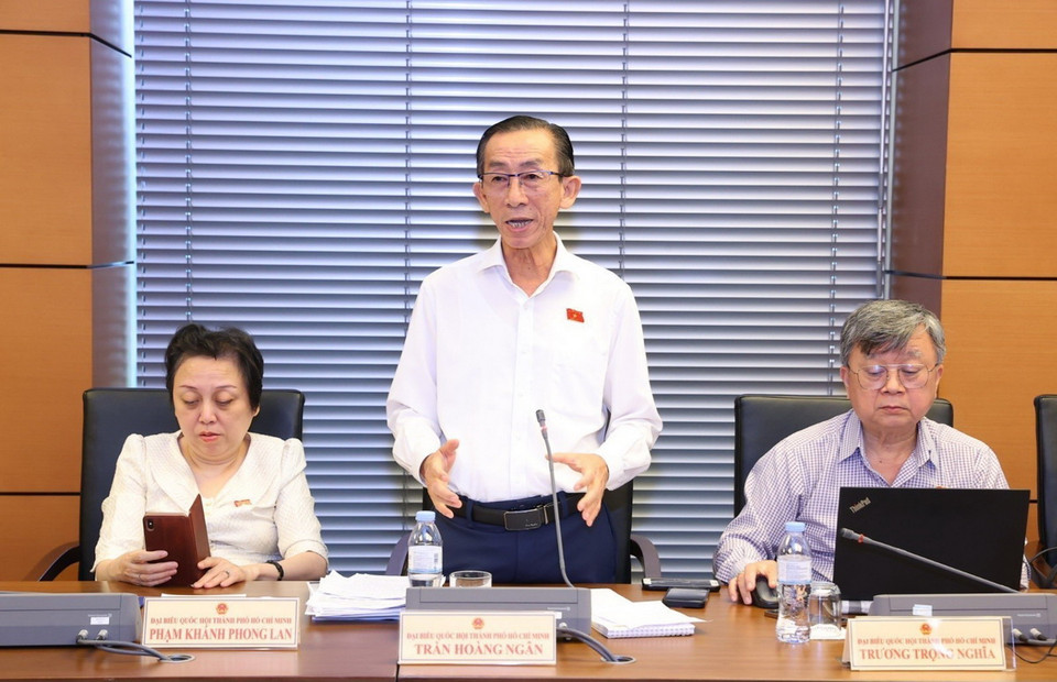 Đại biểu Trần Hoàng Ngân, Đoàn đại biểu Quốc hội thành phố Hồ Chí Minh phát biểu. (Ảnh: Văn Điệp/TTXVN)