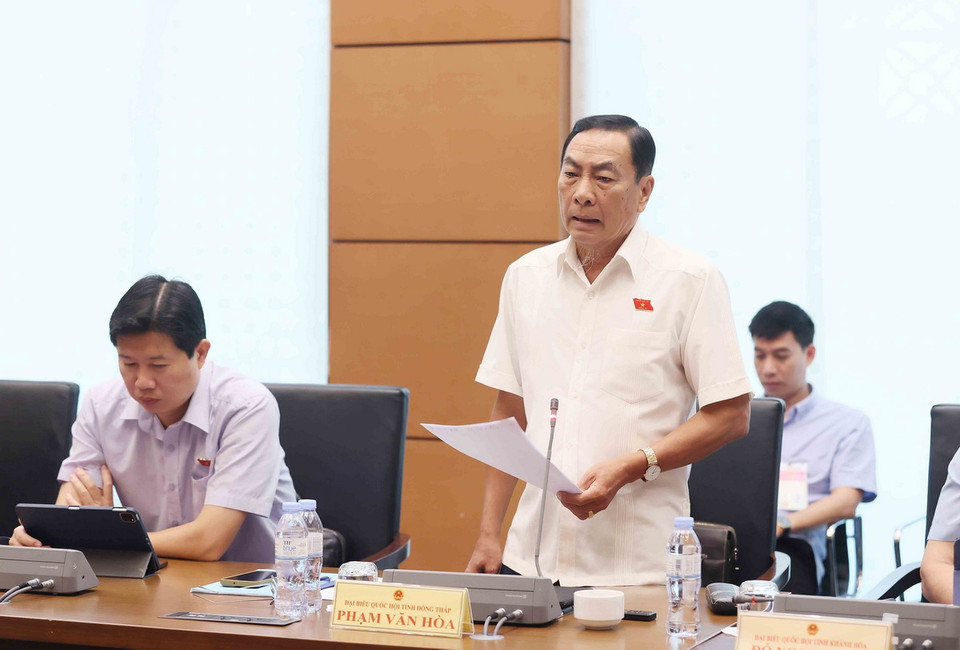 Đại biểu Quốc hội tỉnh Đồng Tháp Phạm Văn Hòa phát biểu tại tổ. (Ảnh: An Đăng/TTXVN)