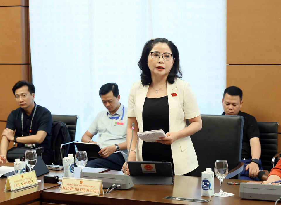Đại biểu Quốc hội tỉnh Đắk Lắk Nguyễn Thị Thu Nguyệt phát biểu tại tổ. (Ảnh: An Đăng/TTXVN)
