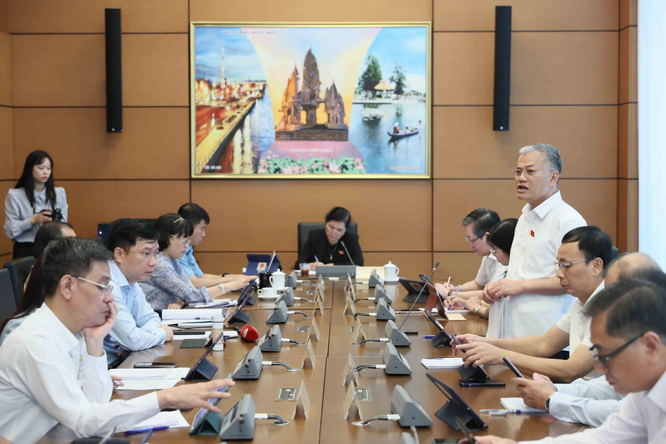 Đại biểu Quốc hội các tỉnh Lai Châu, An Giang, Gia Lai thảo luận tại tổ. (Ảnh: An Đăng/TTXVN)