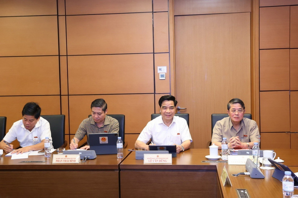 Đại biểu Quốc hội tỉnh Quảng Nam thảo luận ở tổ. (Ảnh: Văn Điệp/TTXVN)