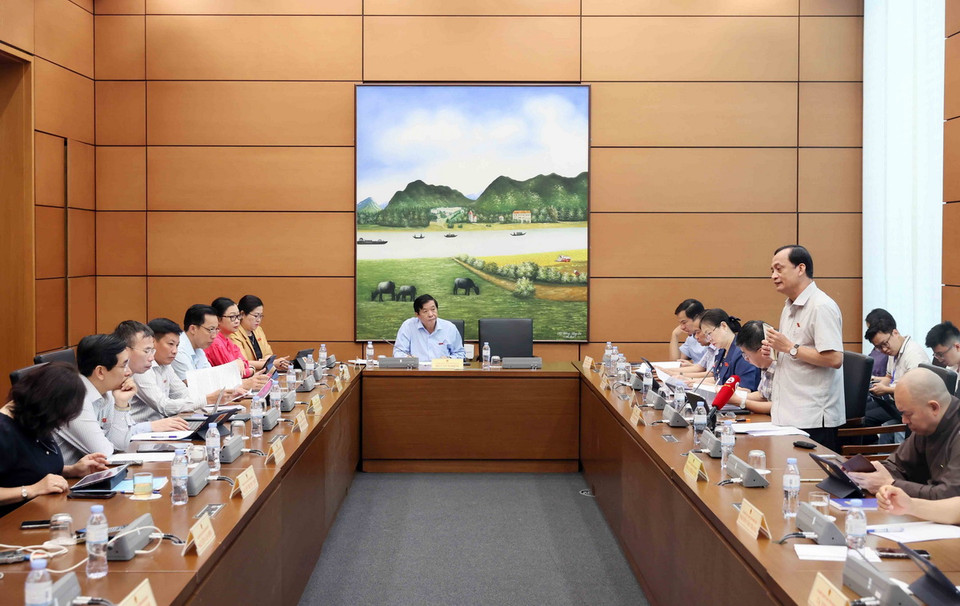 Đại biểu Quốc hội các tỉnh Điện Biên, Vĩnh Long, Bình Định và thành phố Cần Thơ thảo luận tại tổ. (Ảnh: An Đăng/TTXVN)