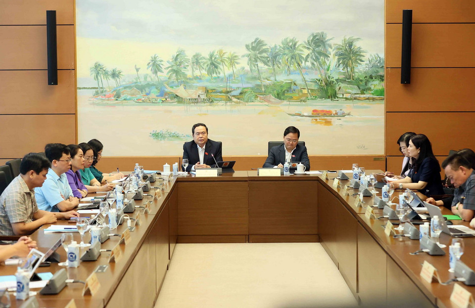 Chủ tịch Quốc hội Trần Thanh Mẫn, đại biểu Quốc hội tỉnh Hậu Giang thảo luận tại tổ. (Ảnh: An Đăng/TTXVN)