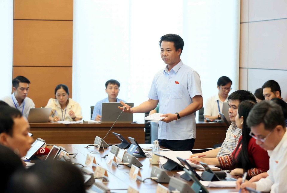 Đại biểu Quốc hội tỉnh Lai Châu Hoàng Quốc Khánh phát biểu tại tổ. (Ảnh: An Đăng/TTXVN)