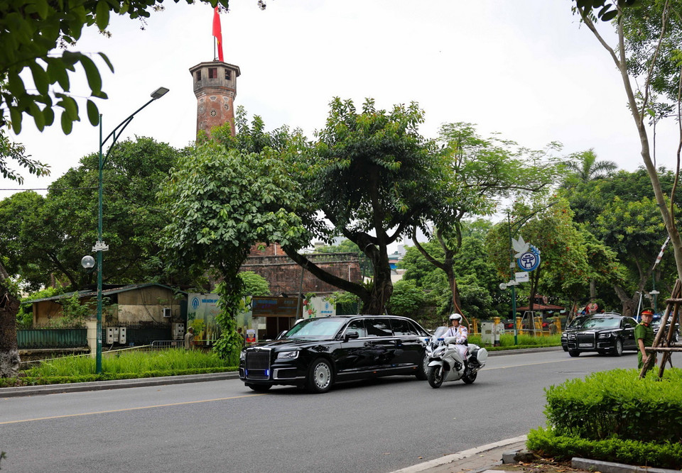 Đoàn xe của Tổng thống Nga Vladimir Putin trên đường di chuyển đến Phủ Chủ tịch. (Ảnh: Nhật Anh/TTXVN)