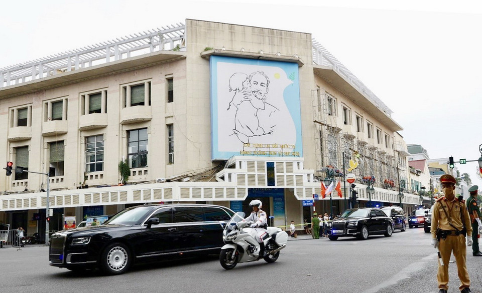 Đoàn xe của Tổng thống Nga Vladimir Putin trên đường di chuyển đến Phủ Chủ tịch. (Ảnh: Nhật Anh/TTXVN)