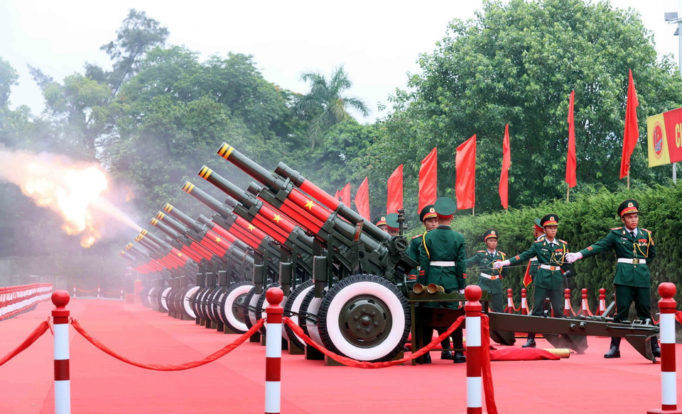 Nghi thức bắn 21 loạt đại bác chào mừng Tổng thống Liên bang Nga Vladimir Putin thăm cấp Nhà nước tới Việt Nam. (Ảnh: An Đăng/TTXVN)