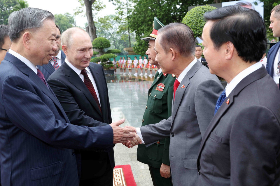 Chủ tịch nước Tô Lâm và Tổng thống Liên bang Nga Vladimir Putin với các thành viên Đoàn đại biểu Việt Nam. (Ảnh: Nhan Sáng/TTXVN)