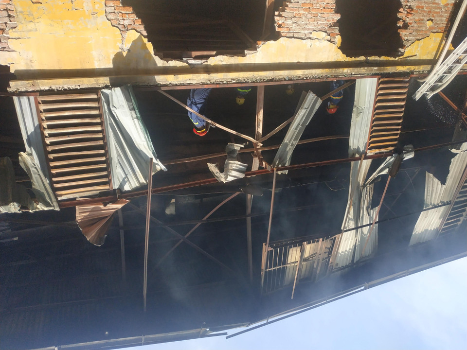 Khu vực kho bị nghiêng, đổ sau vụ hỏa hoạn kéo dài. (Ảnh: Sơn Bách/Vietnam+)