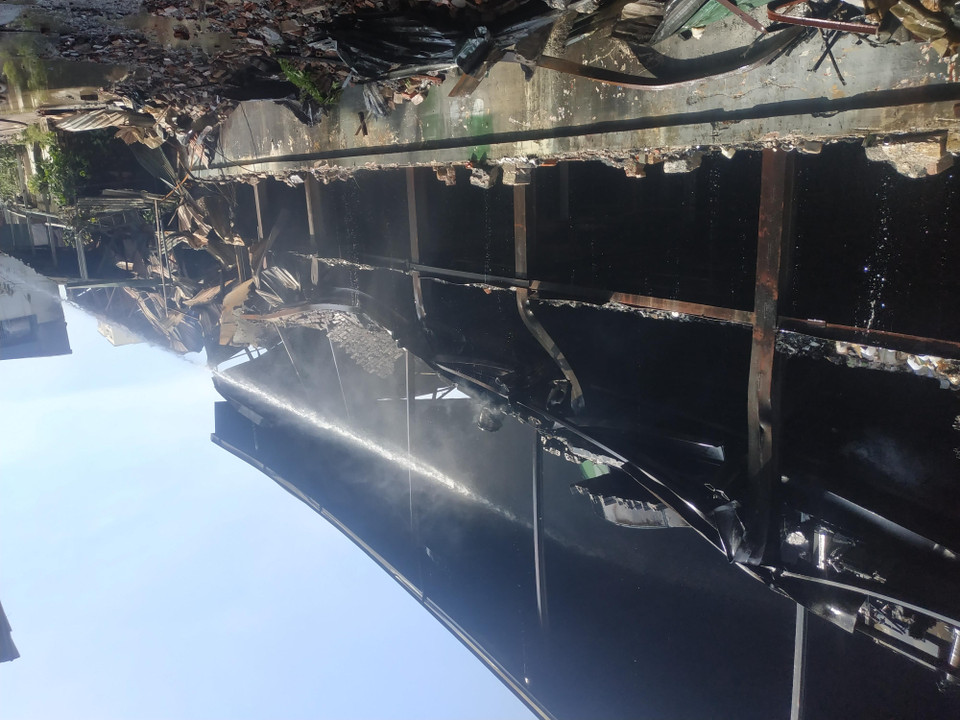 Nhiệt độ bên trong hiện trường vẫn còn rất cao. (Ảnh: Sơn Bách/Vietnam+)