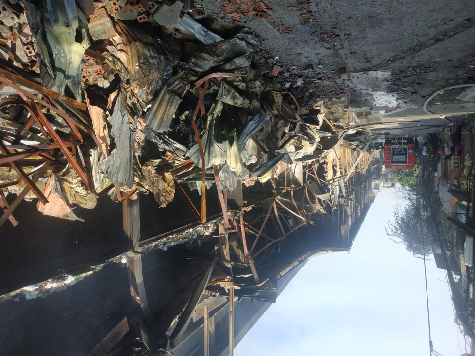 Cả dãy nhà xưởng kéo dài hàng chục mét đổ nát. (Ảnh: Sơn Bách/Vietnam+)