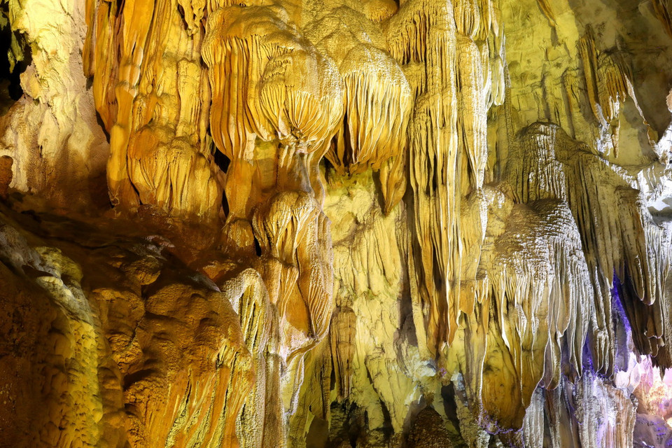 Trong hang có rất nhiều nhũ đá với hình thù kỳ lạ huyền bí, với vẻ đẹp lung linh độc đáo nhiều màu sắc. (Ảnh: Phan Quân/TTXVN)