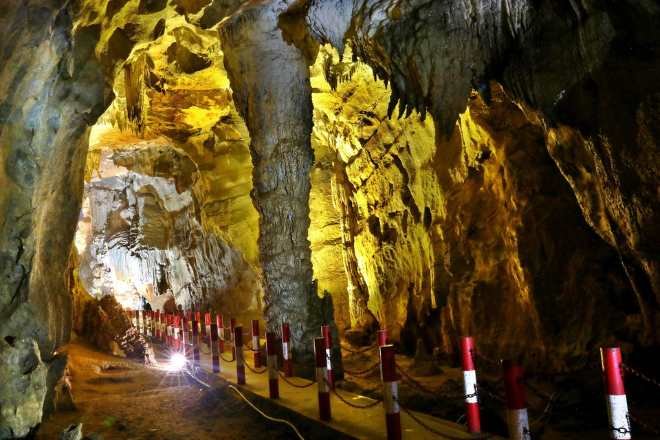 Trong hang có rất nhiều nhũ đá với hình thù kỳ lạ huyền bí, với vẻ đẹp lung linh độc đáo nhiều màu sắc. (Ảnh: Phan Quân/TTXVN)