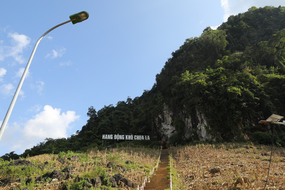 Hang động Khó Chua La nằm trong núi đá cao khoảng 1.000m so với mực nước biển. (Ảnh: Phan Quân/TTXVN)