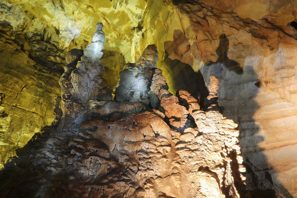 Nhiều nhũ đá với hình thù kỳ lạ huyền bí, với vẻ đẹp lung linh độc đáo nhiều màu sắc. (Ảnh: Phan Quân/TTXVN)