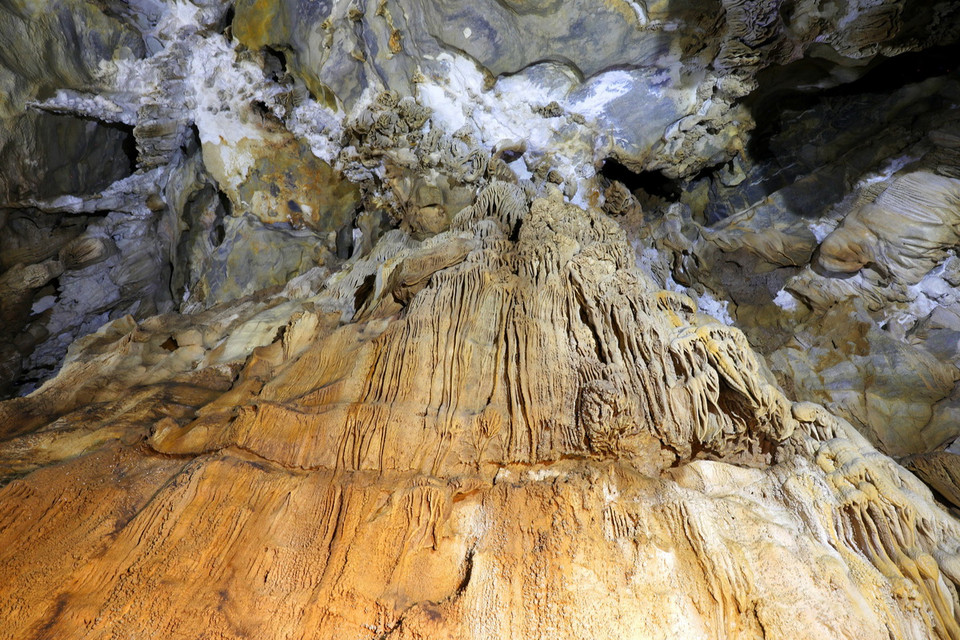 Trong hang có rất nhiều nhũ đá với hình thù kỳ lạ huyền bí, với vẻ đẹp lung linh độc đáo nhiều màu sắc. (Ảnh: Phan Quân/TTXVN)