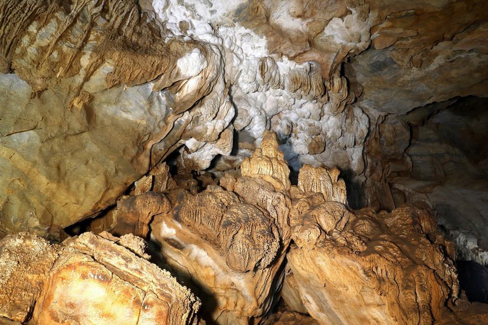 Hang động cao khoảng 1.000m so với mực nước biển, ăn sâu vào núi hơn 800m, nơi rộng nhất 15-18m, vòm cao nhất 18-25m. (Ảnh: Phan Quân/TTXVN)