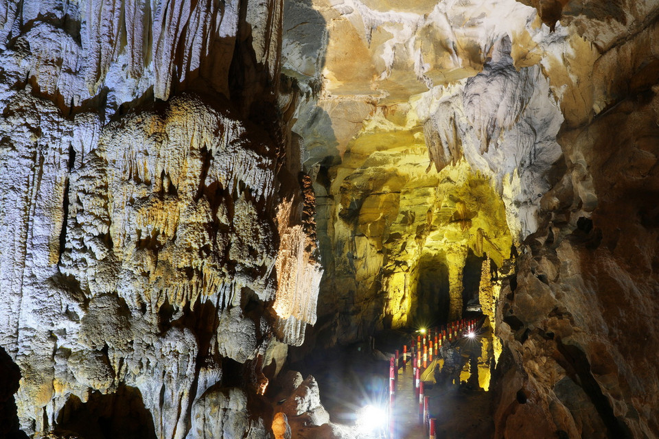 Nhũ đá với hình thù kỳ lạ huyền bí, với vẻ đẹp lung linh độc đáo nhiều màu sắc. (Ảnh: Phan Quân/TTXVN)